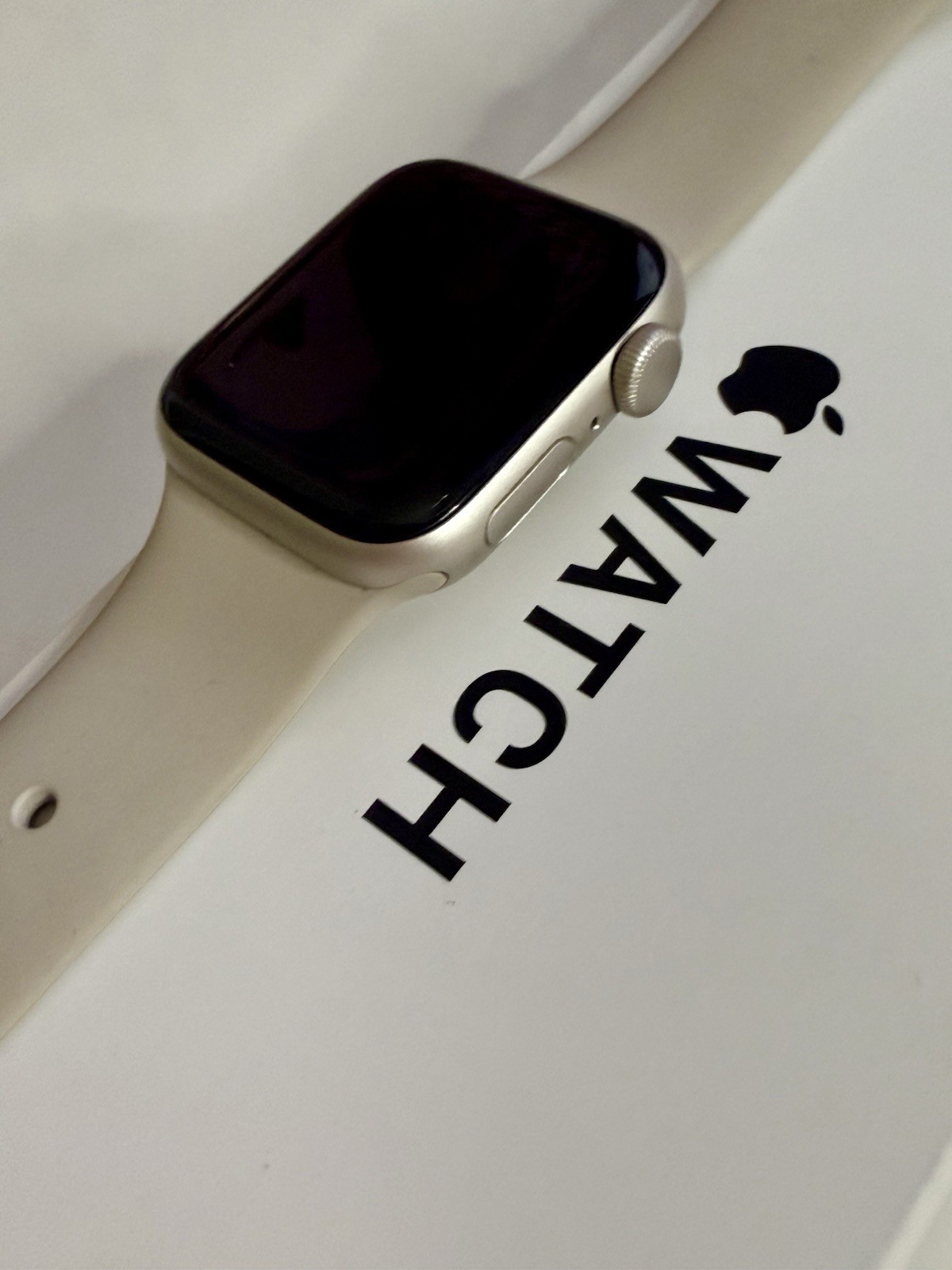 Apple Watch SE 2nd 40mm Starlight Aluminum Case Starlight Sport Band – (MR9V3LLA