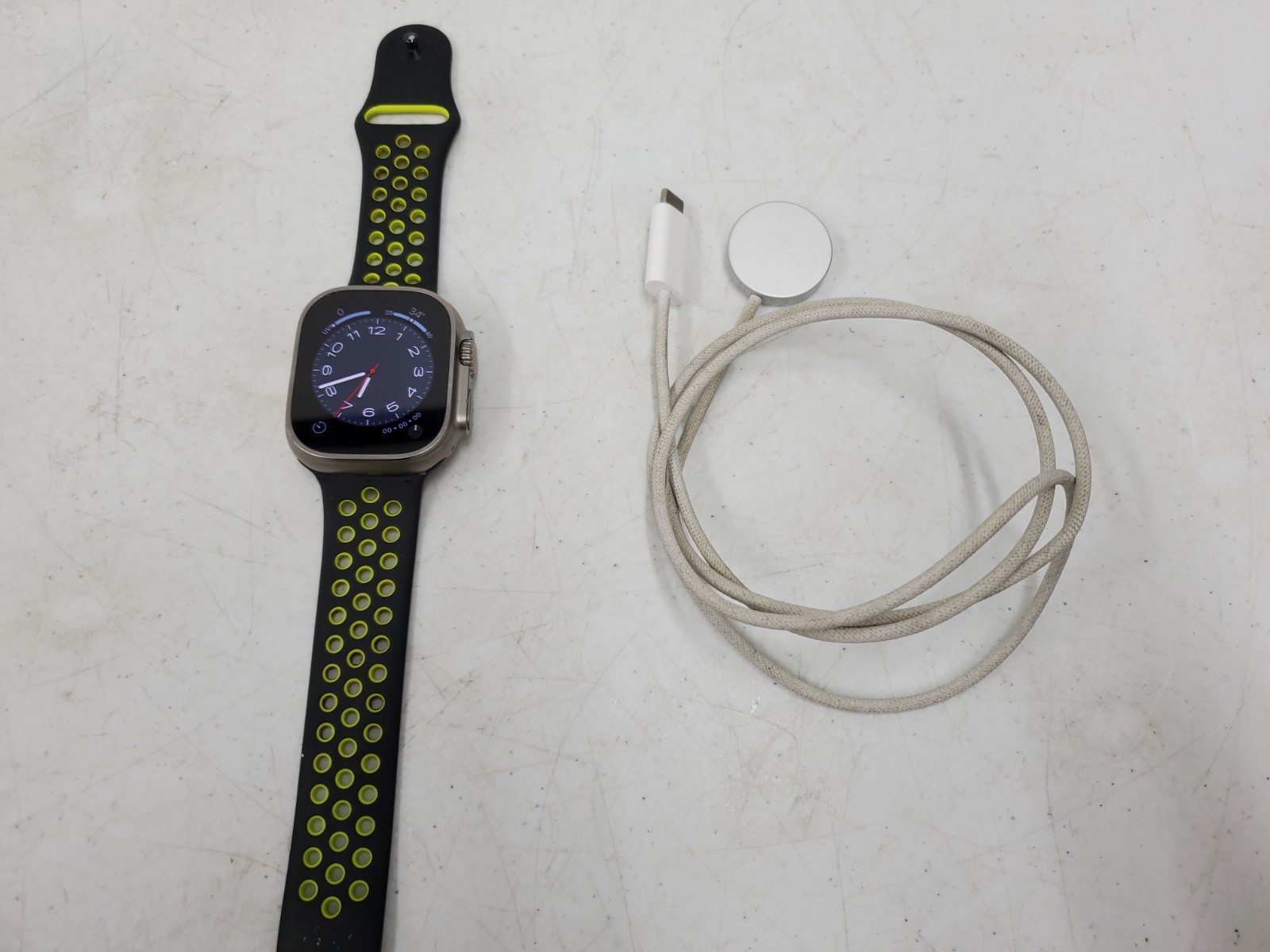 Apple Watch Ultra 2 49mm Black Titanium Green Alpine Loop