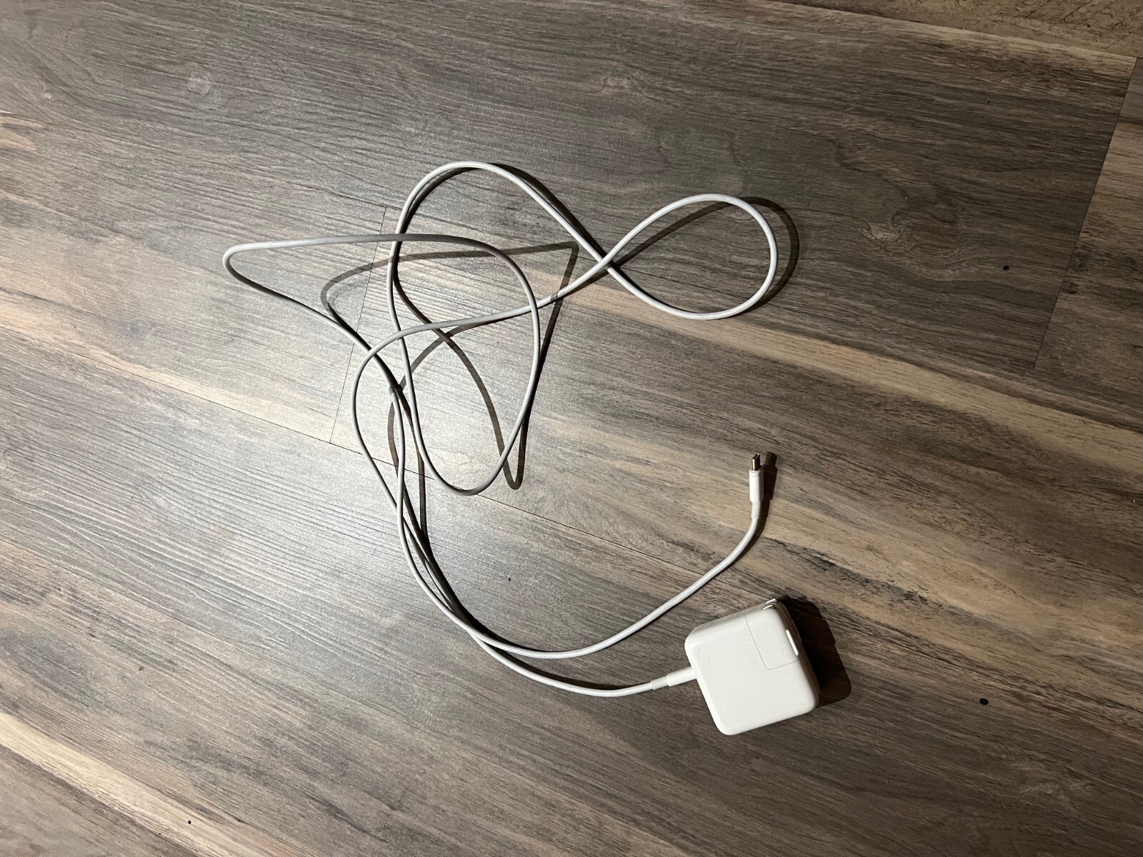 LOT of Apple IPhones, Macbook, Watch, & TV w/ WORKING Chargers – FOR PARTS ONLY!