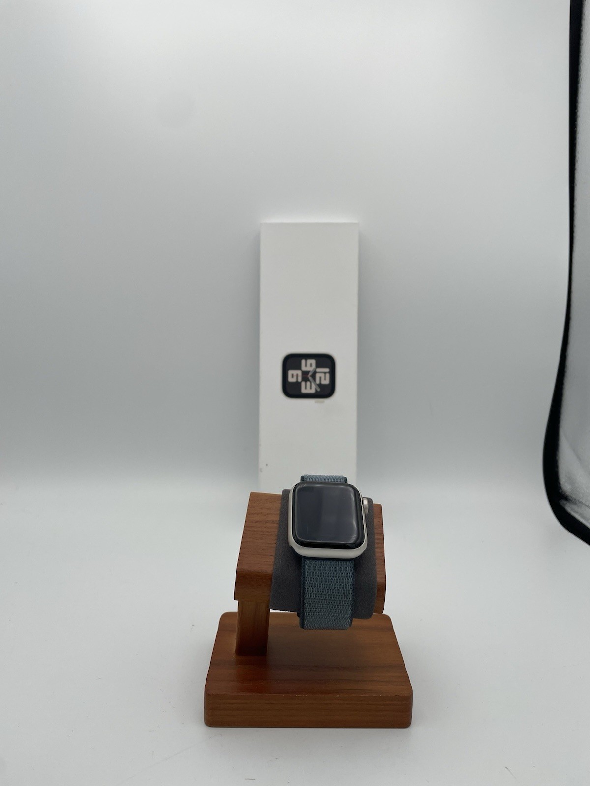 Apple Watch SE 40mm LTE Starlight Nylon Loop Band Includes BOX