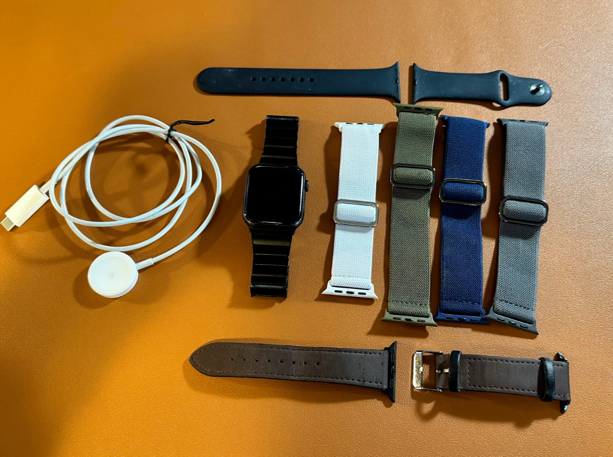 Apple Watch SE (1st Generation) 44mm Space Gray Aluminum Case with Midnight…