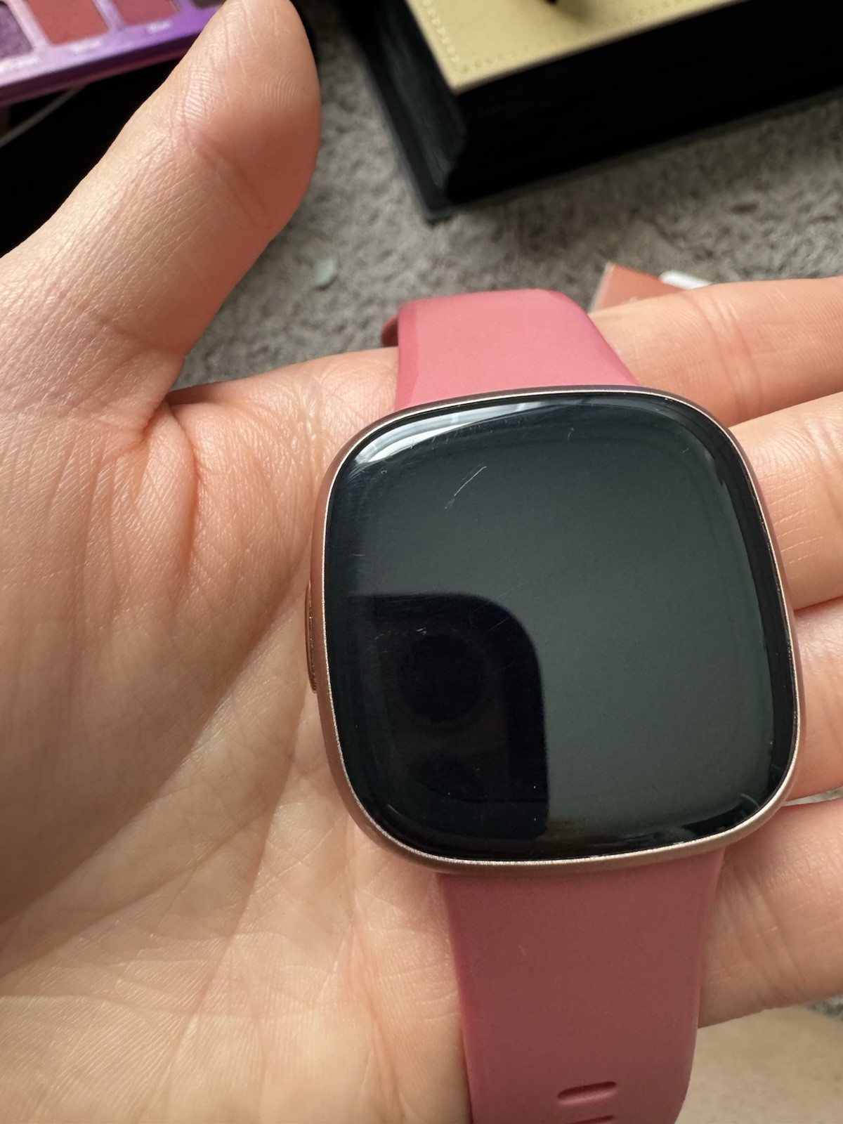 Fitbit Versa 4 Smartwatch 40mm Gold Case Pink Silicone Band