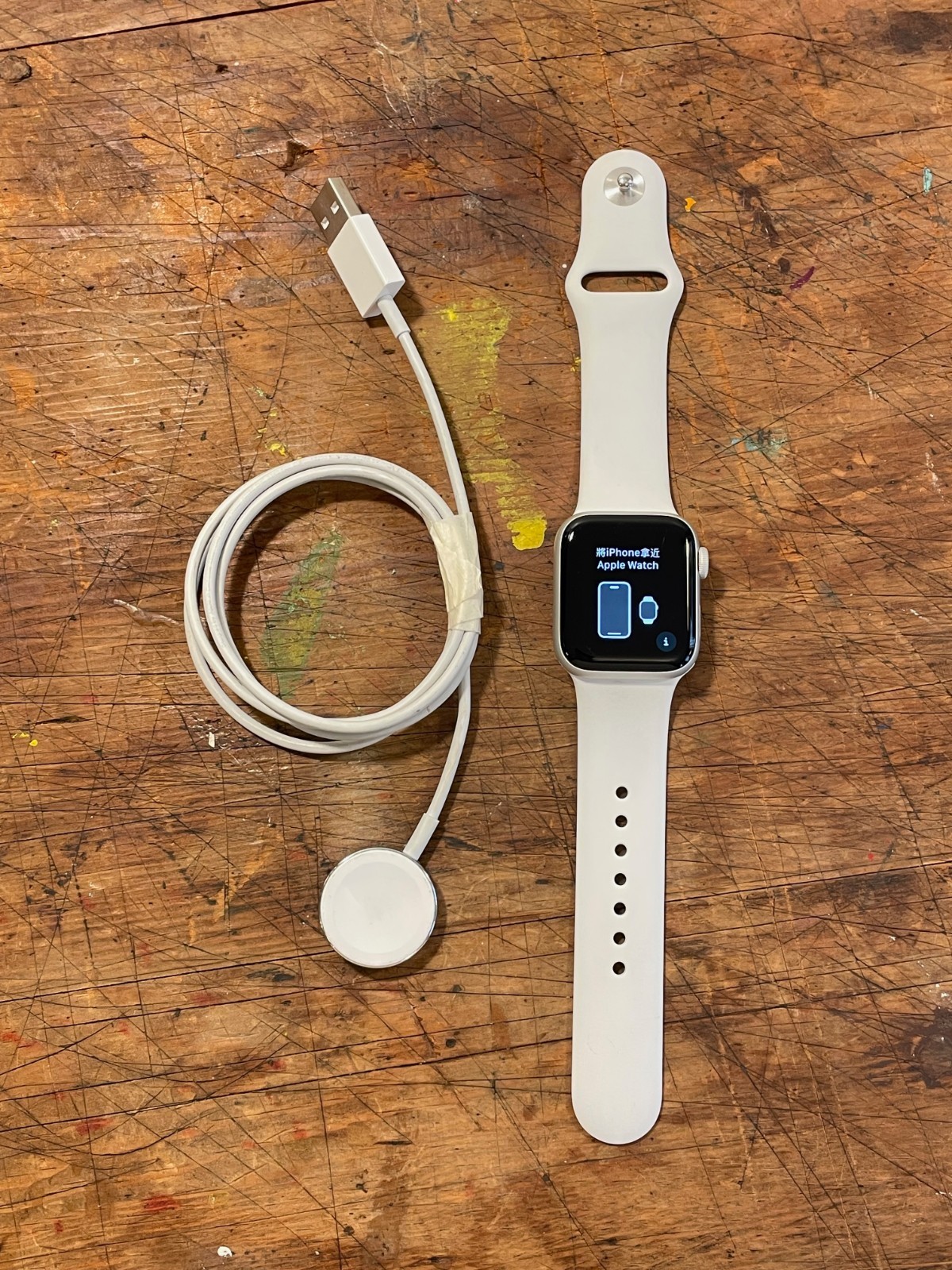 Apple Watch Series 5 GPS with White Sport Band – 40mm – Silver – Aluminum