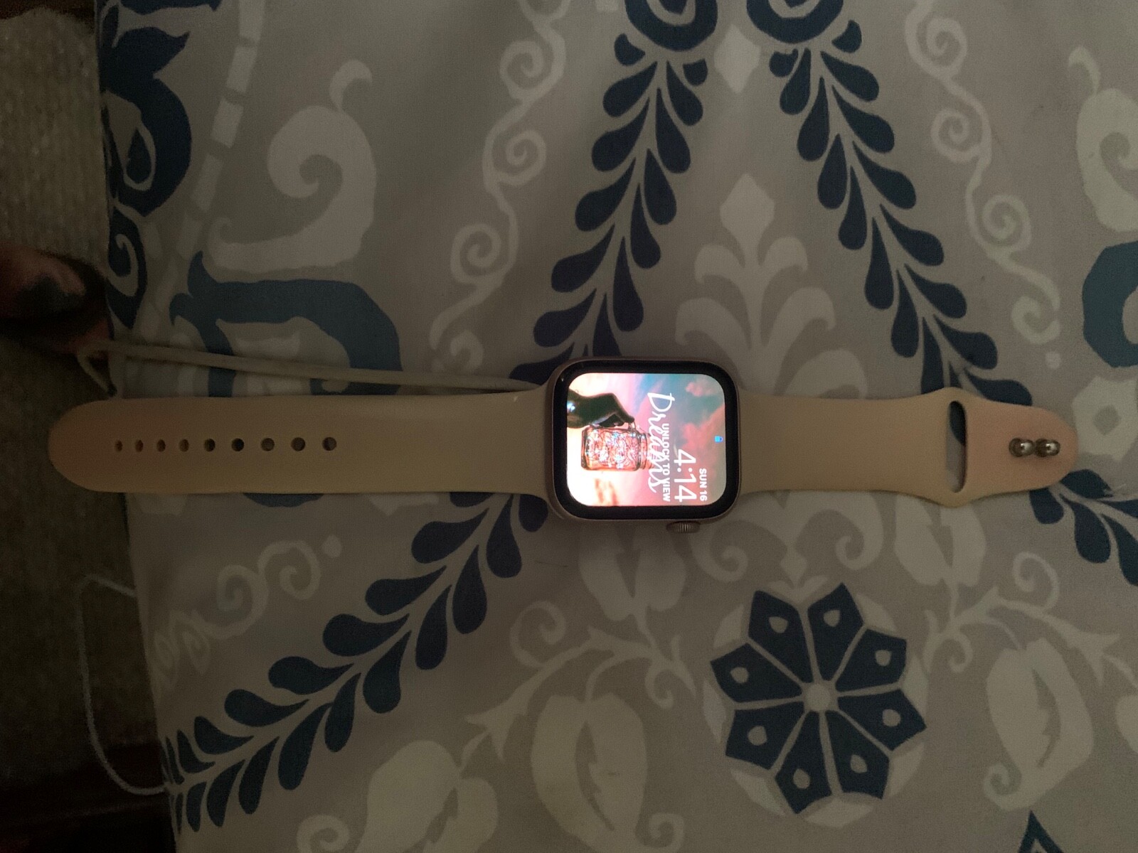 Apple Watch Series 4 44 mm Gold Aluminum Case with Pink Sand Sport Band (GPS…