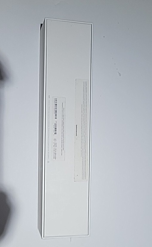 1 APPLE IWATCH SERIES 3 42mm PreOwned SILVER ,WHITE STRAPS Cracked Glass.