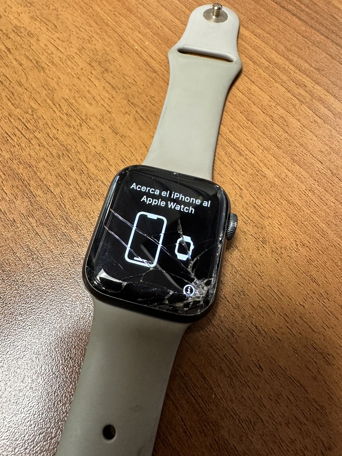 Apple Watch Series 6 40mm Case GPS WR-50M / Broken Screen / As Is