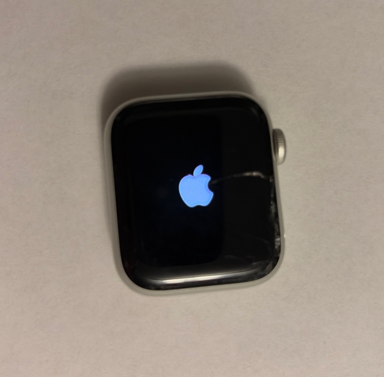 Apple Watch SE A2353 40mm Silver Aluminum LTE BROKEN For Parts As Is