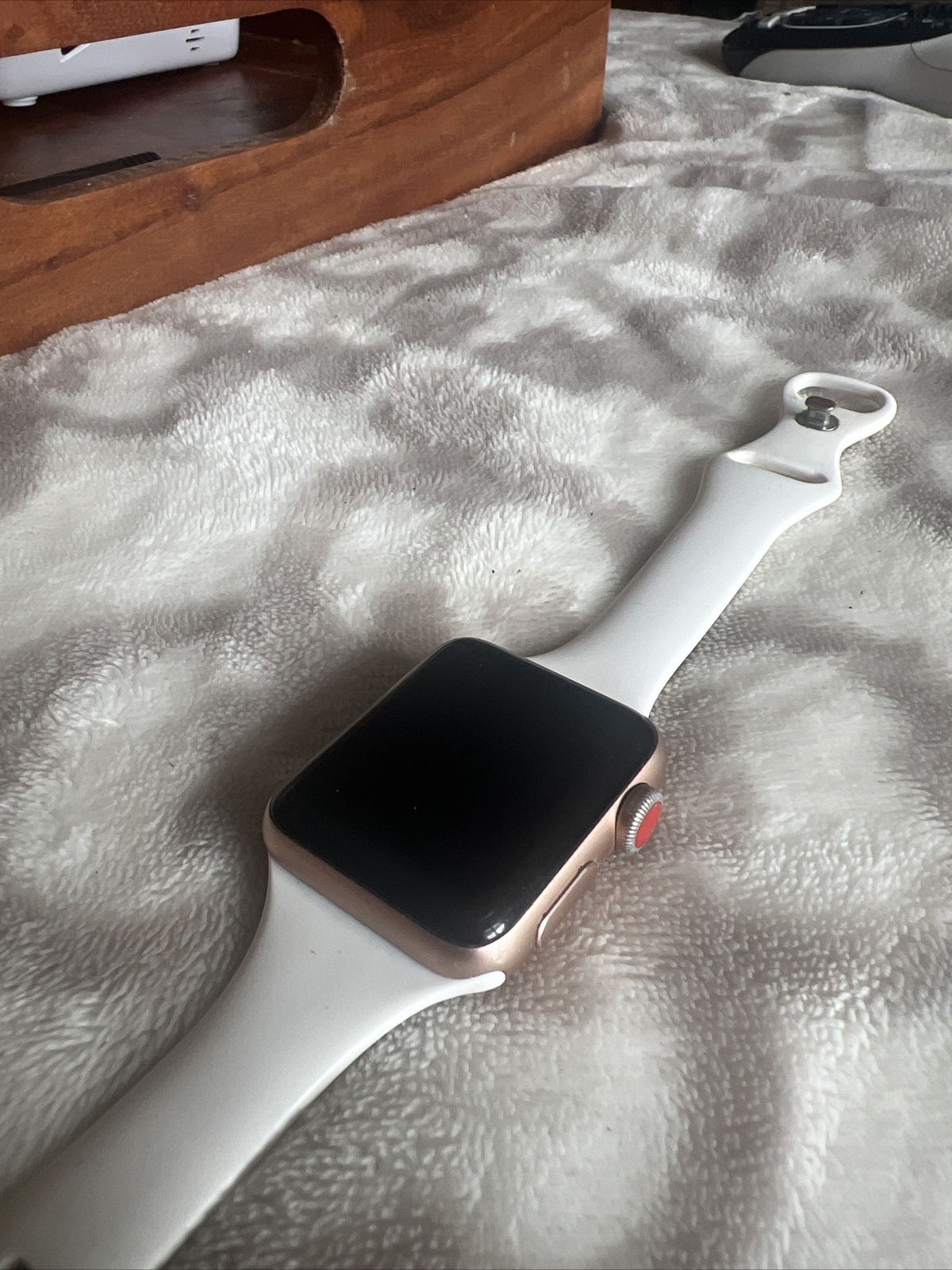 Apple Watch Series 3 – Rose Gold with White Sport Band (GPS + Cellular)