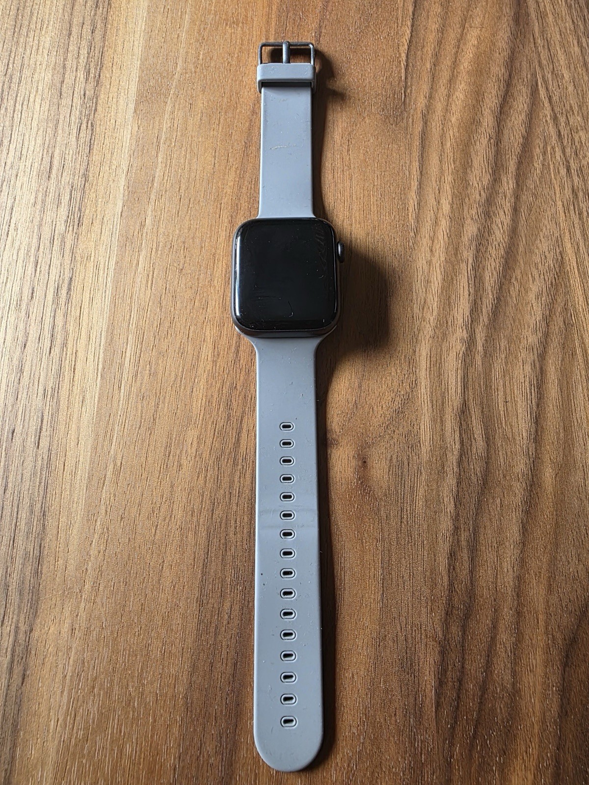 Apple Watch SE A2352 MYDT2LL/A 44mm 32GB Wi-Fi Only 10.6 Space Gray Used