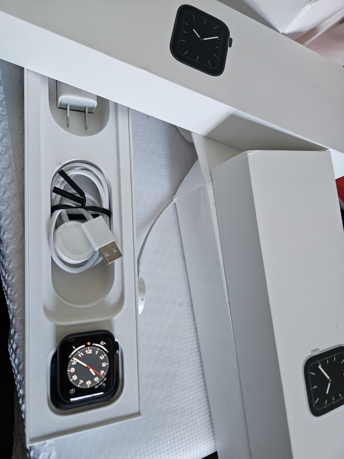 Apple Watch Series 5 40mm GPS – Aluminum Case – Open Box. Unlocked Black