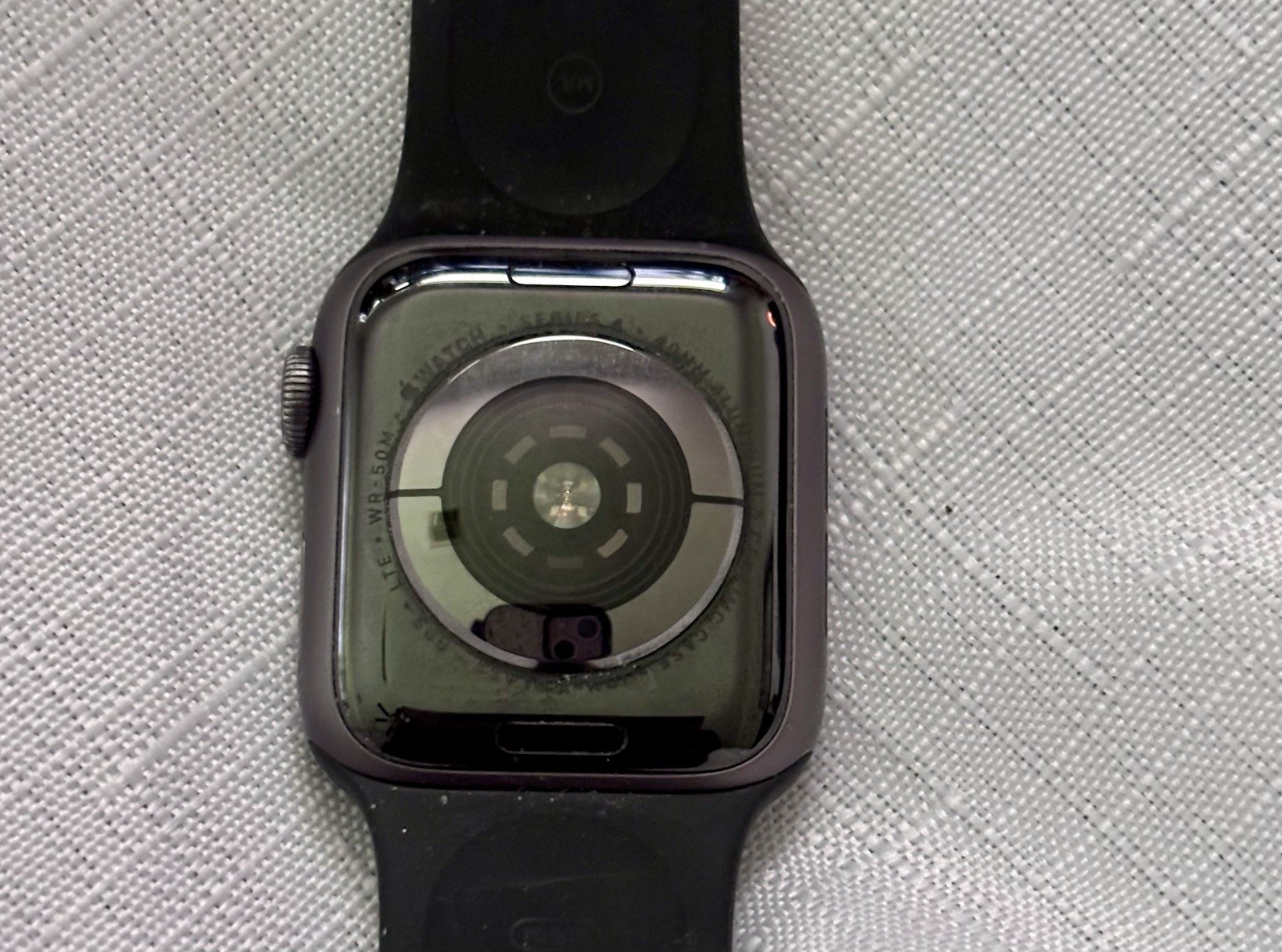 Apple Watch Series 4 40mm (GPS + Cellular) Great Condition – NEEDS BATTERY