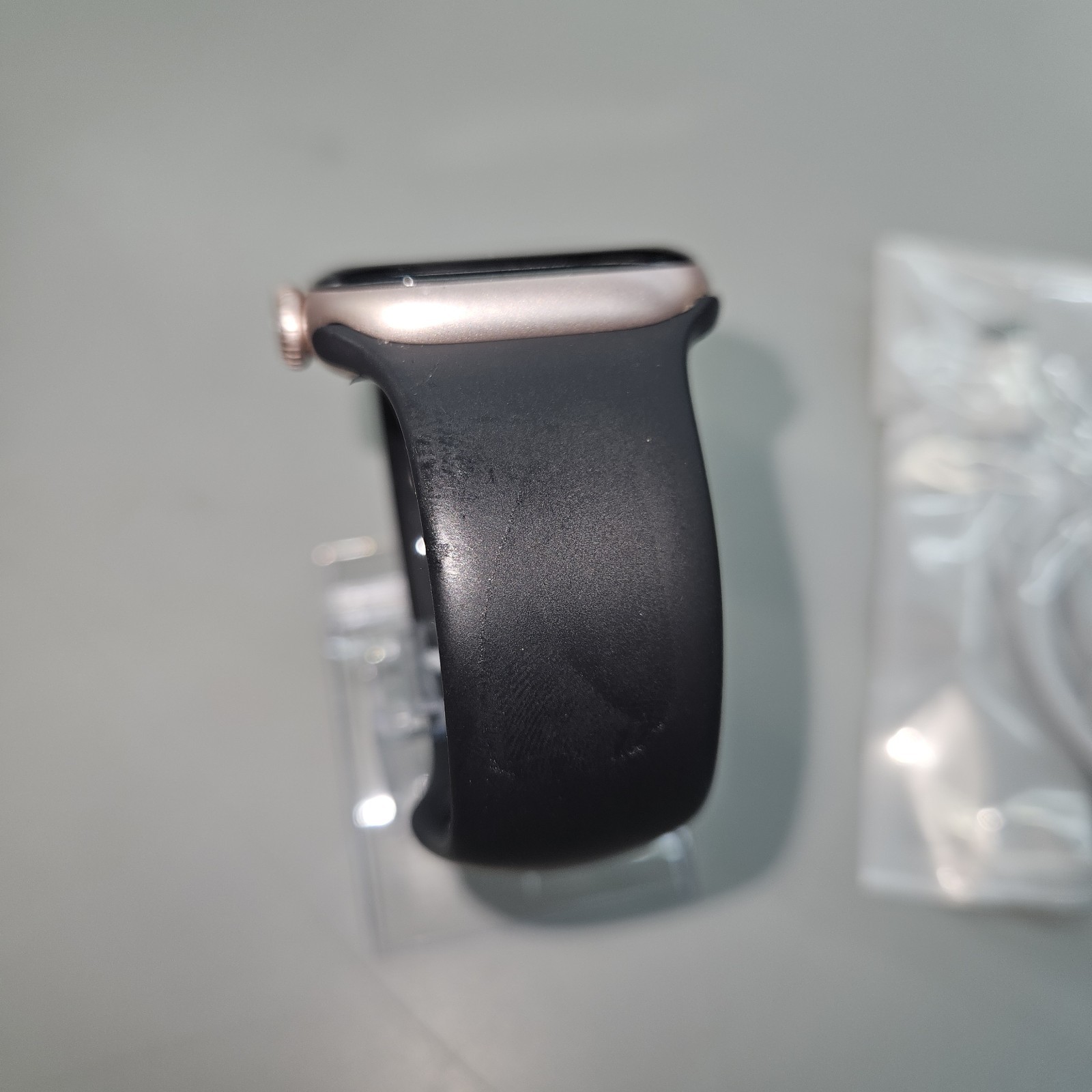 Apple Watch Series 10 42mm Rose Gold with Black Sport Band Battery H. 97%