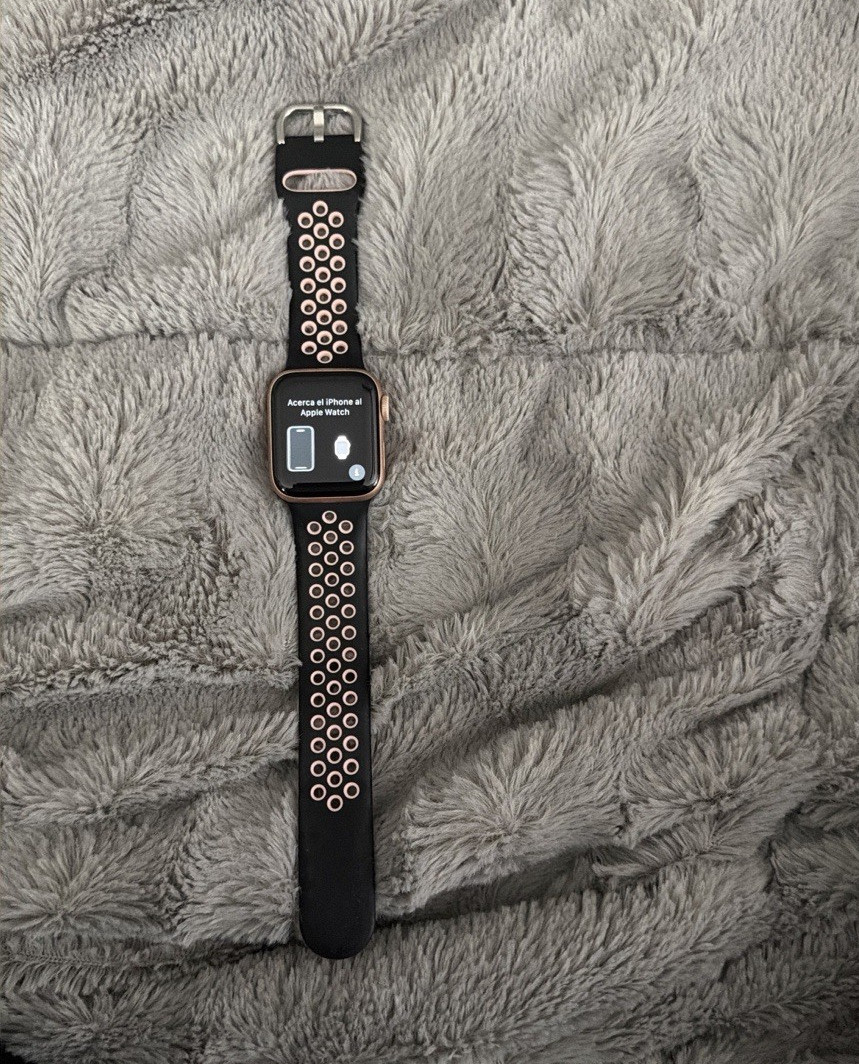 Apple Watch Series 4 40mm Gold Aluminum GPS + Cellular, Water Resistant,