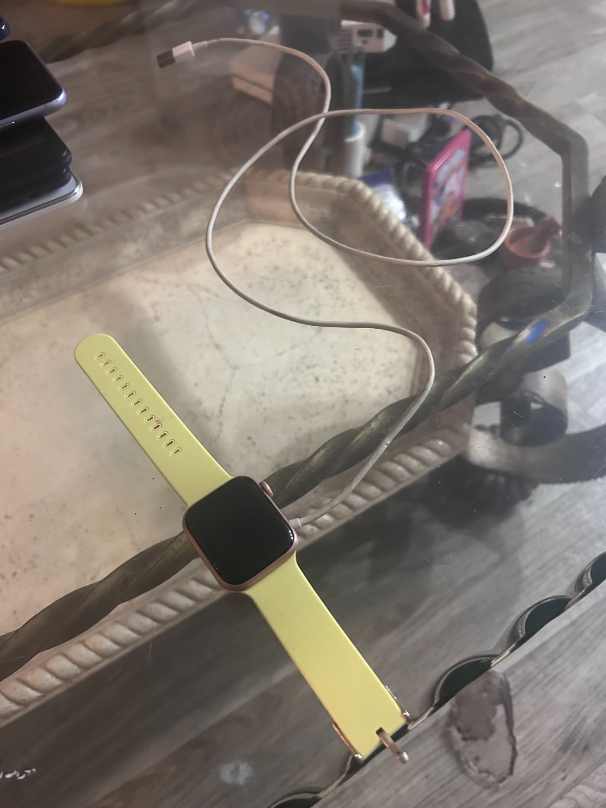 Apple Watch SE 40mm yellow band. Great condition watch