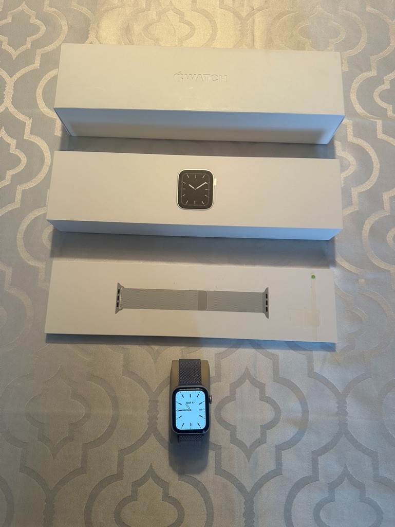 Apple Watch Series 5 – Stainless Milanese Loop 40MM – Model A2094