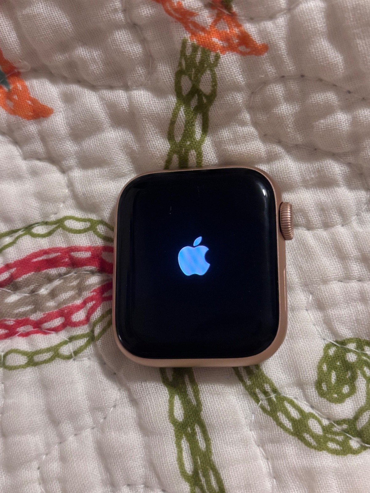 Apple Watch SE 1st Gen GPS 40mm Rose Gold Aluminum Case Starlight Band MKQ03LL/A