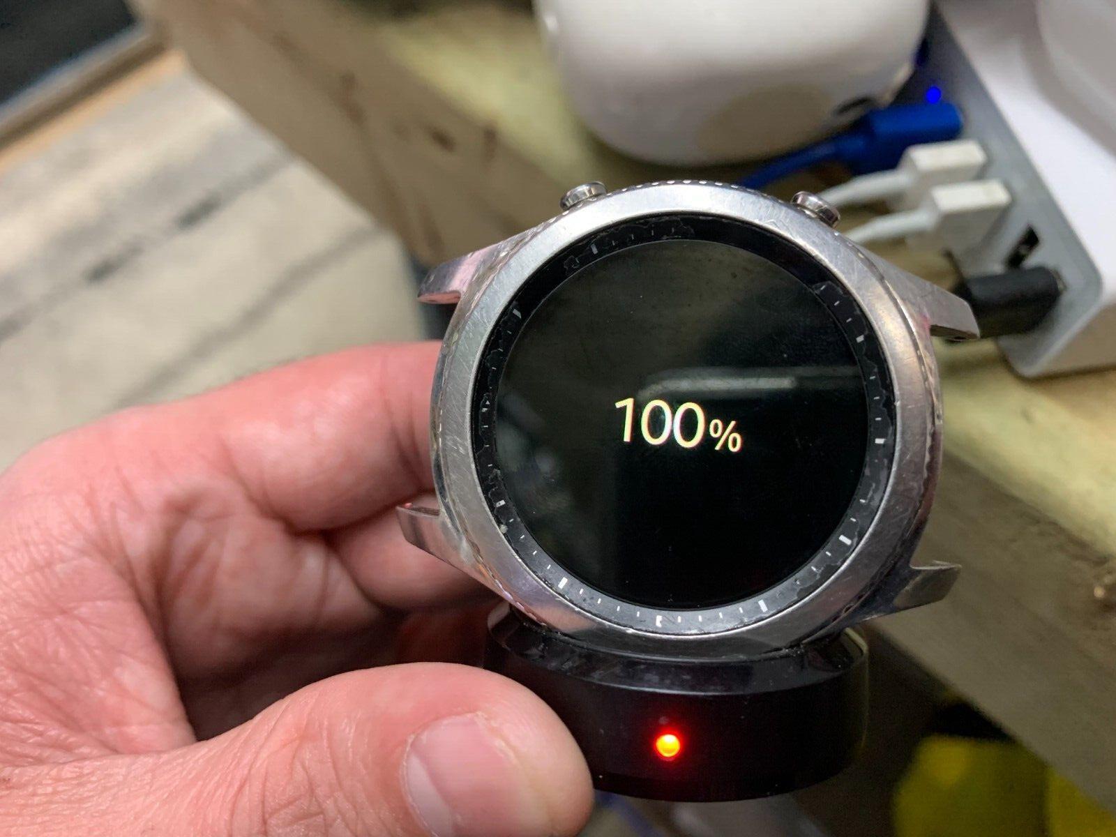 Samsung Galaxy Gear S3 Classic Smart Watch CHARGES BUT WILL NOT TURN ON
