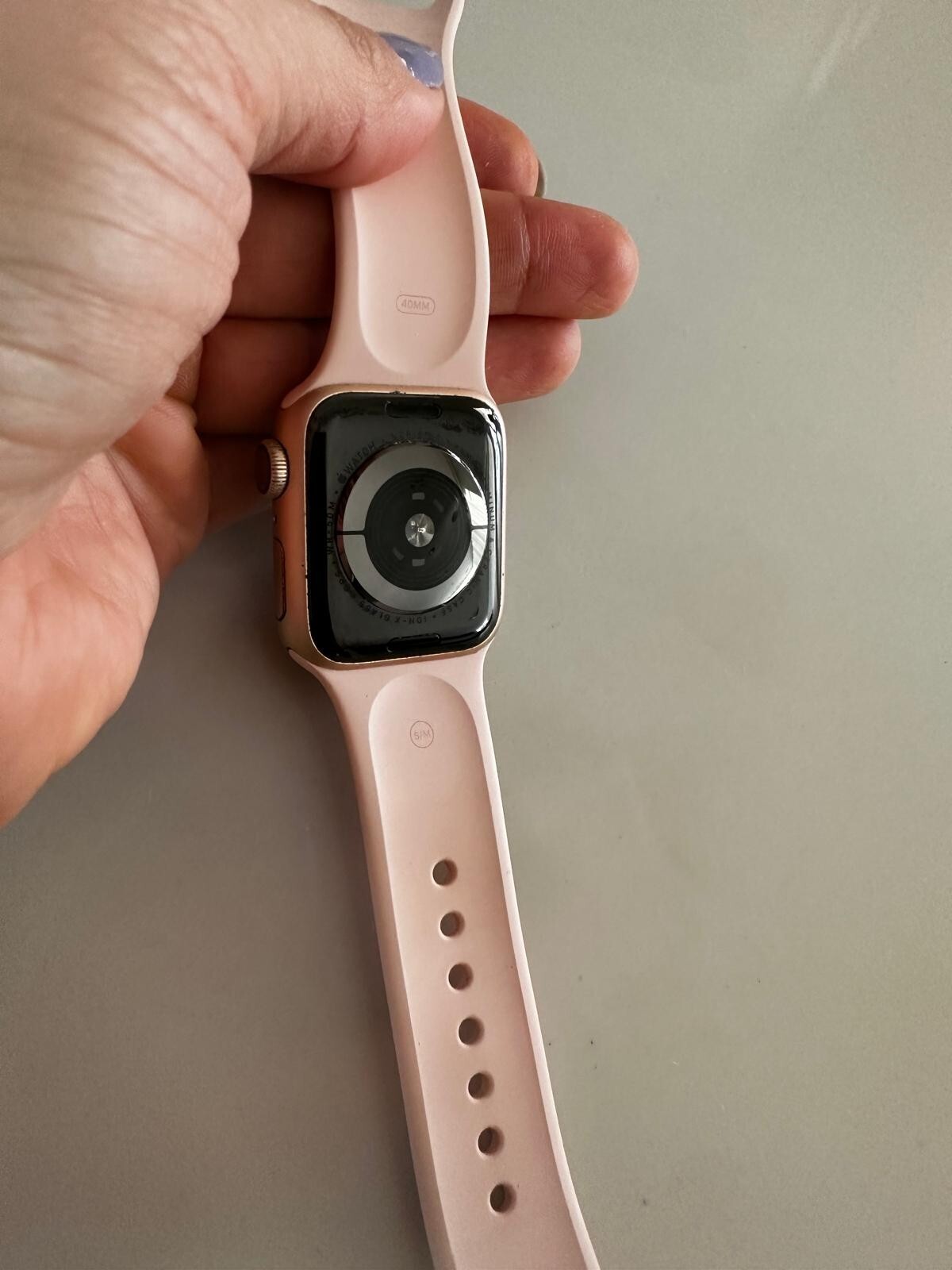 Apple Watch Series 4 40 mm Gold Aluminum Case with Pink Sand Sport Band (GPS) –