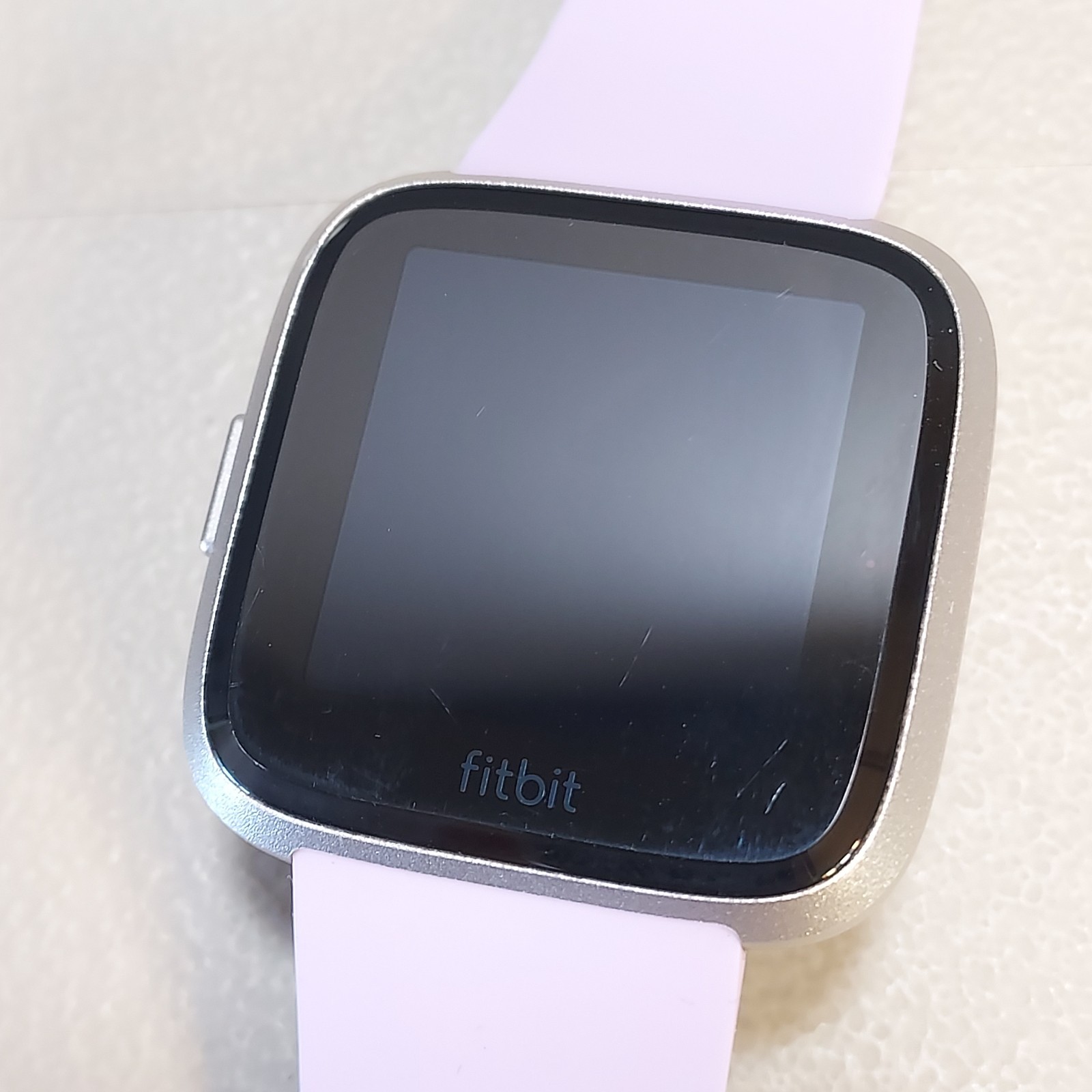 FB415 Fitbit Smartwatch w/ Lilac Silicone Wristband – Powers On