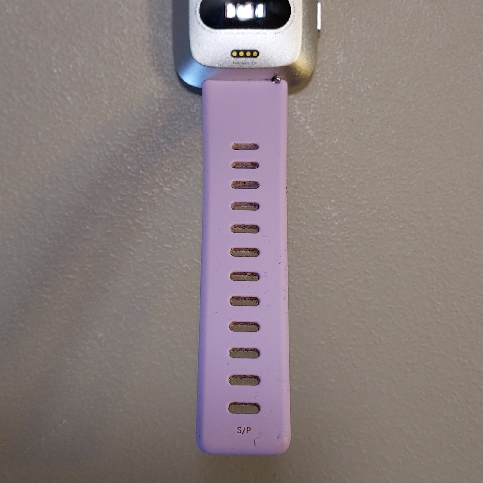 FB415 Fitbit Smartwatch w/ Lilac Silicone Wristband – Powers On