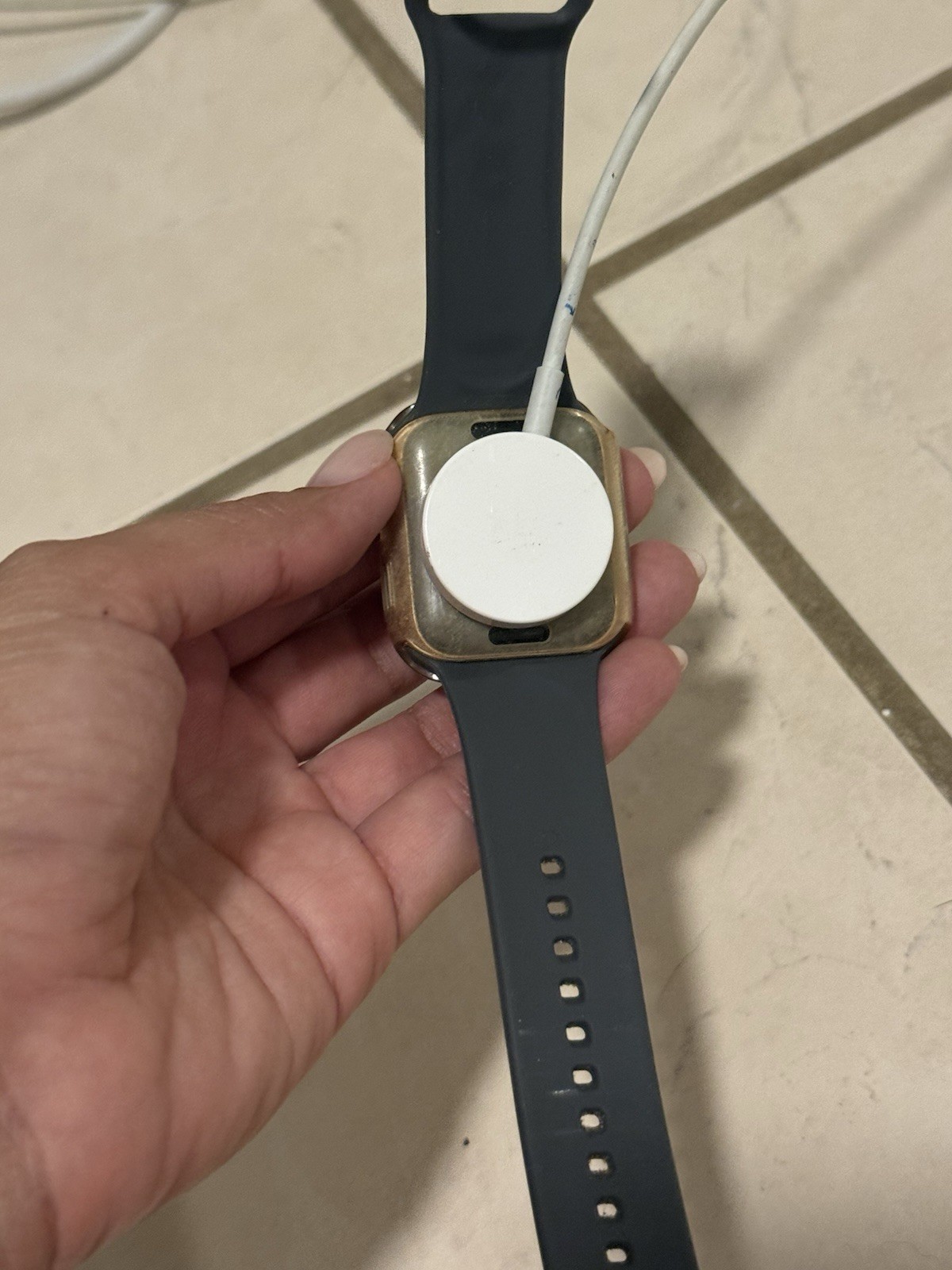 Apple Watch SE 40mm Gold Aluminum Unlocked with Accessories Excellent Condition