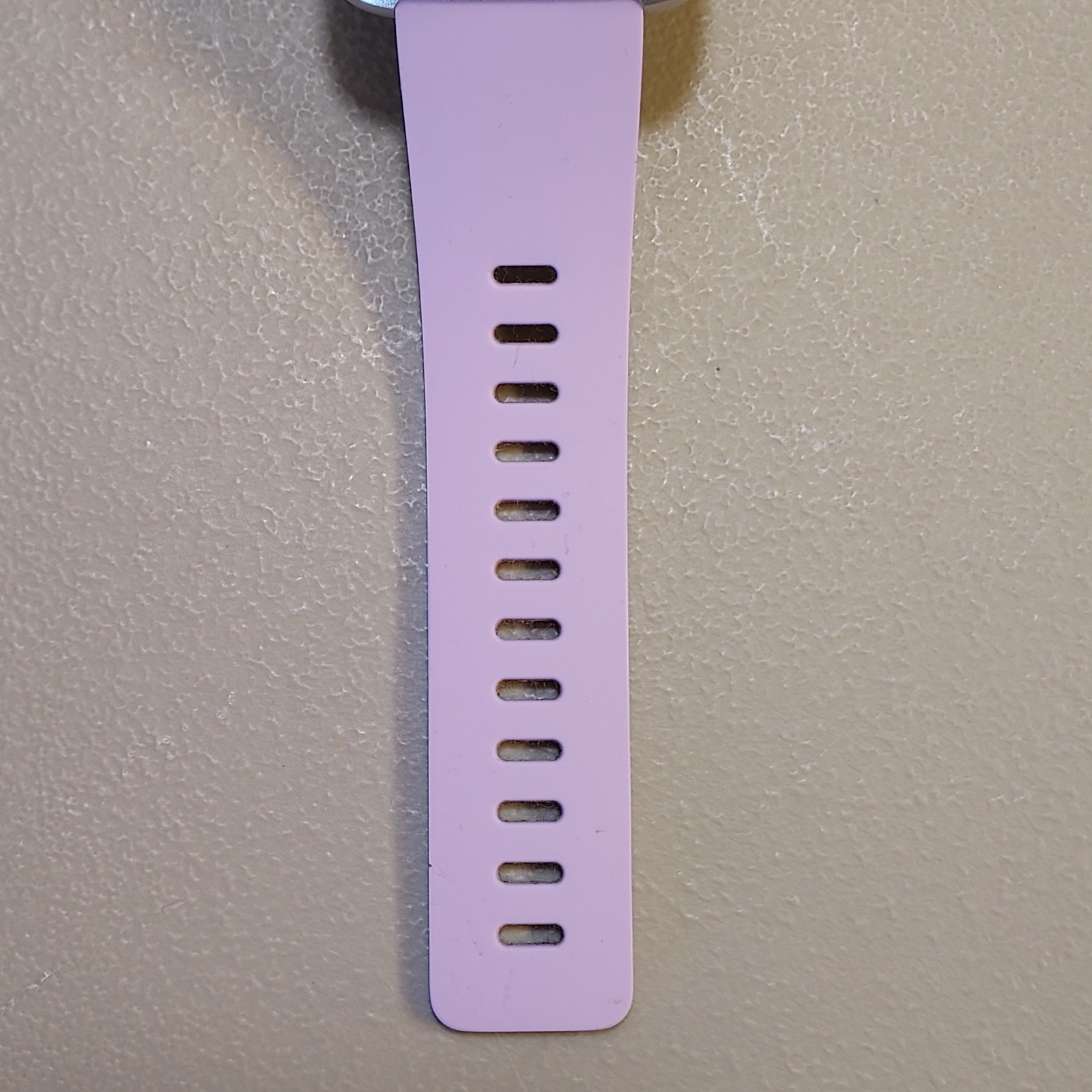 FB415 Fitbit Smartwatch w/ Lilac Silicone Wristband – Powers On