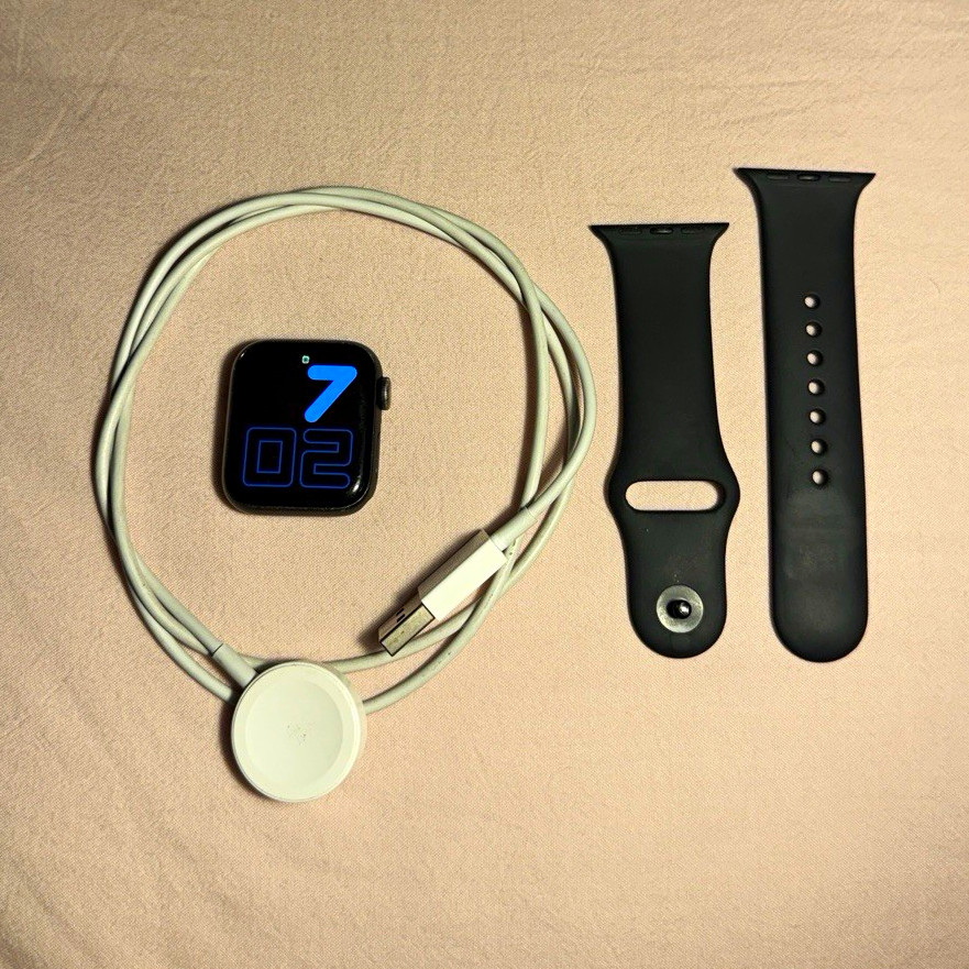 Apple Watch SE 40mm Black Aluminum GPS LTE 32GB Unlocked w/ Factory Black Band