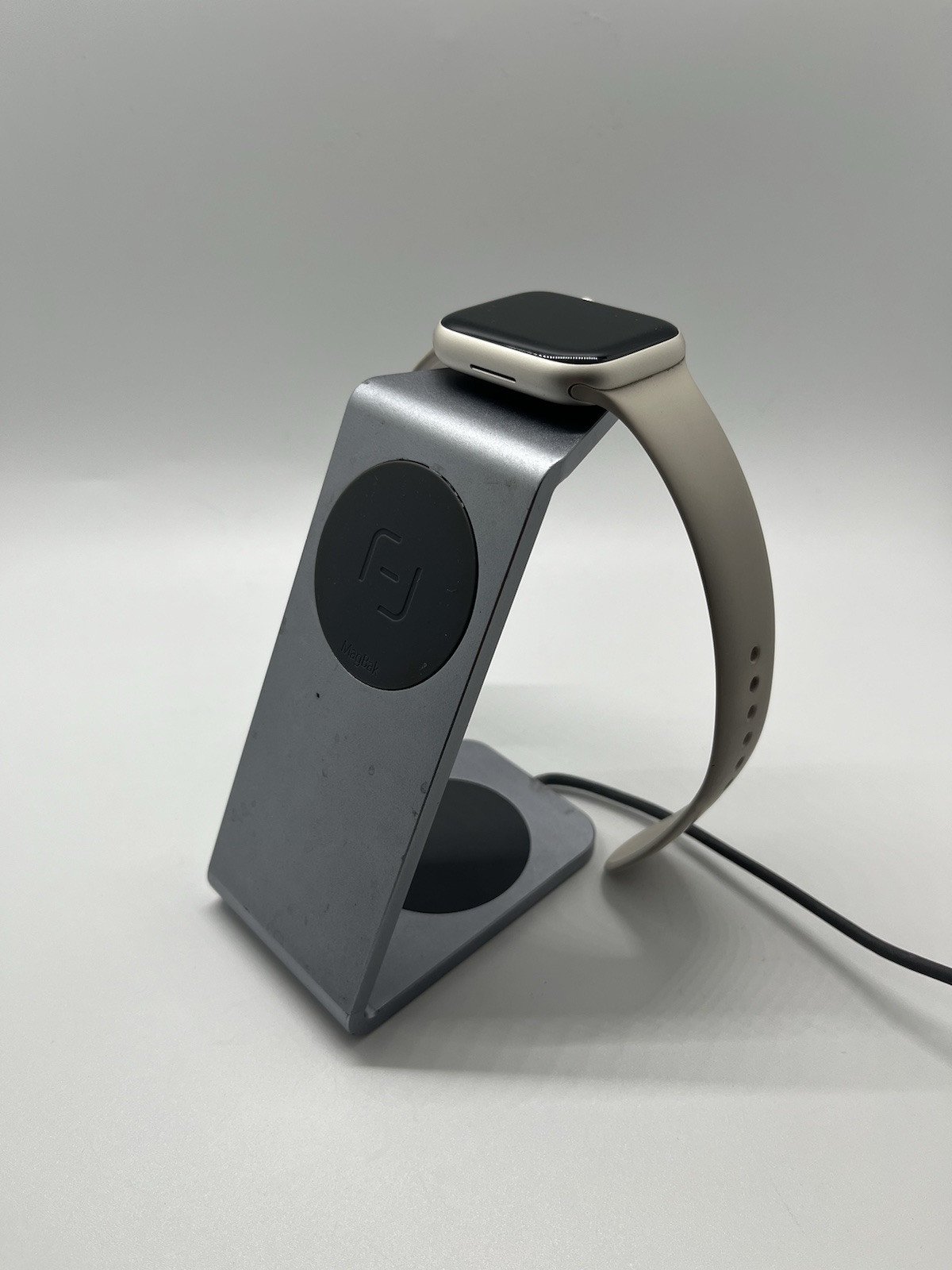 Used Apple Watch Series 8 (GPS) 45 mm Starlight Aluminum / MagBak MultiCharger