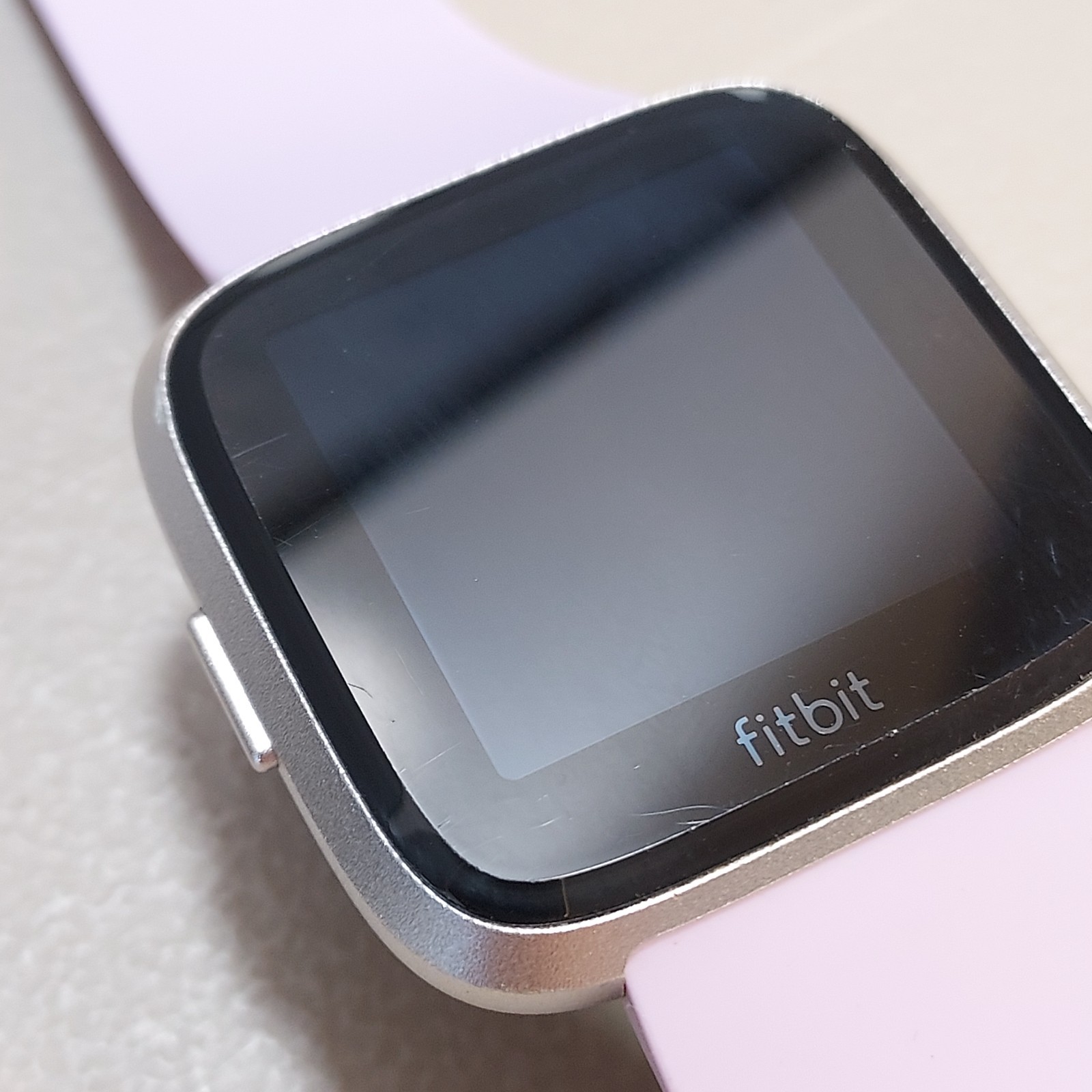 FB415 Fitbit Smartwatch w/ Lilac Silicone Wristband – Powers On