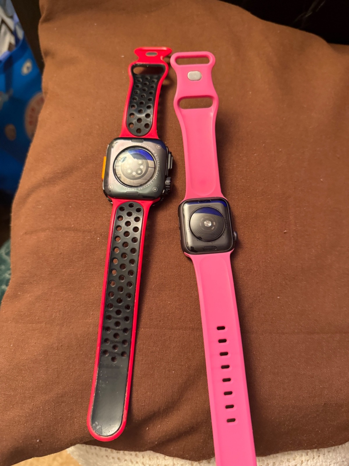Apple Watch Series 7 45mm Aluminum Case GPS + cellular and a Apple Watch SE