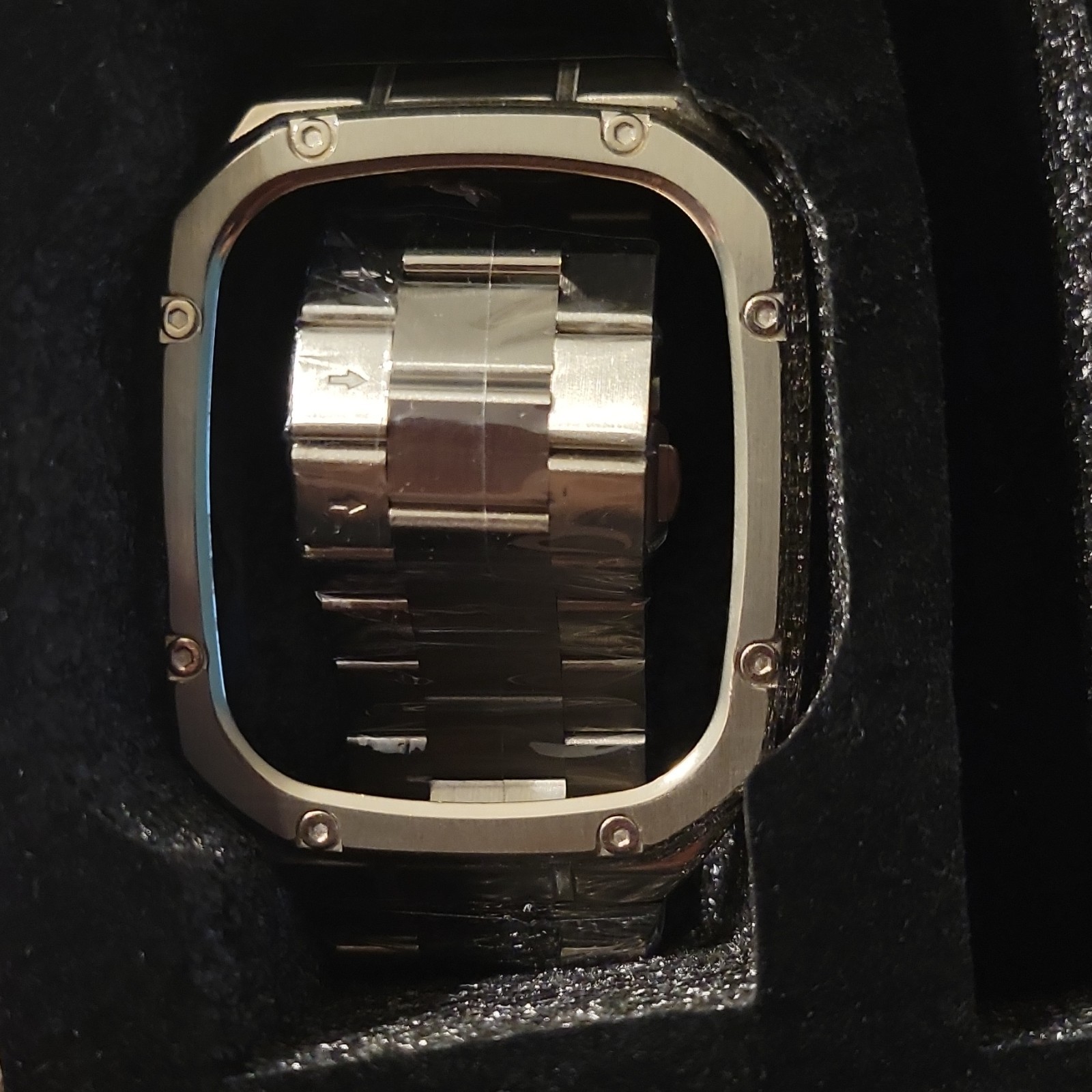 The Baiteyou Gray Stainless Steel Apple Watch Band is a sleek and stylish access