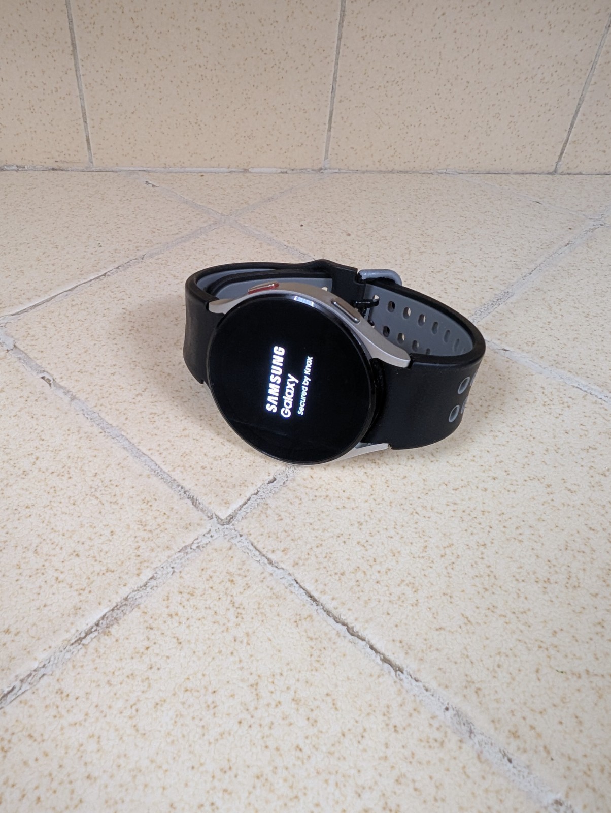 Samsung Galaxy Watch 4 SM-R870 Black 44mm with Wristbands and Chargers Bundle
