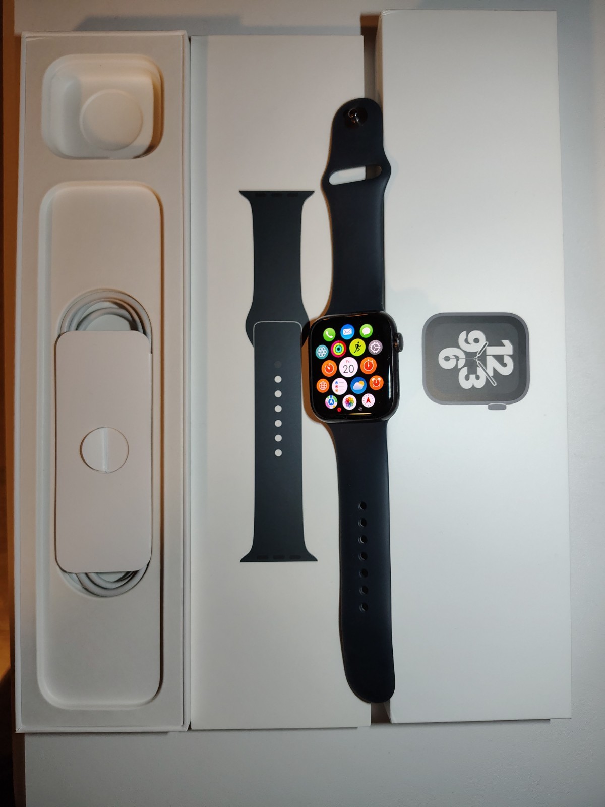 Apple Watch SE (2020) 1st Gen 44mm Space Gray Aluminum GPS Only