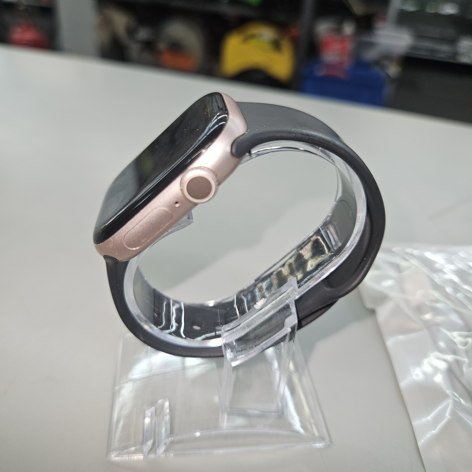Apple Watch Series 10 42mm Rose Gold with Black Sport Band Battery H. 97%