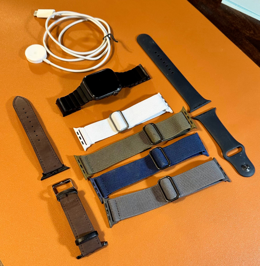 Apple Watch SE (1st Generation) 44mm Space Gray Aluminum Case with Midnight…