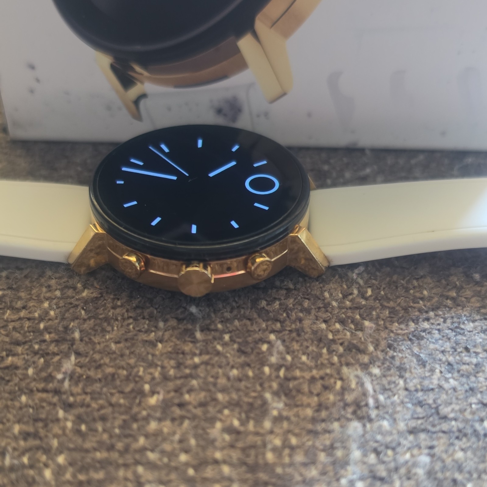 Movado Connect 2.0 40mm Gold Stainless Case White Silicone Band Wear OS 8GB