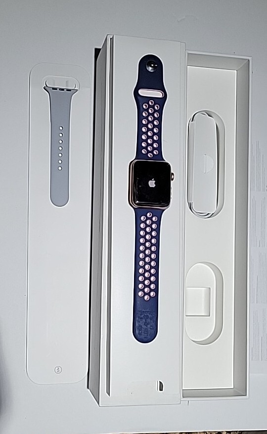 1 APPLE IWATCH SERIES 3 42 mm ROSE GOLD PREOWNED. Cracked Glass