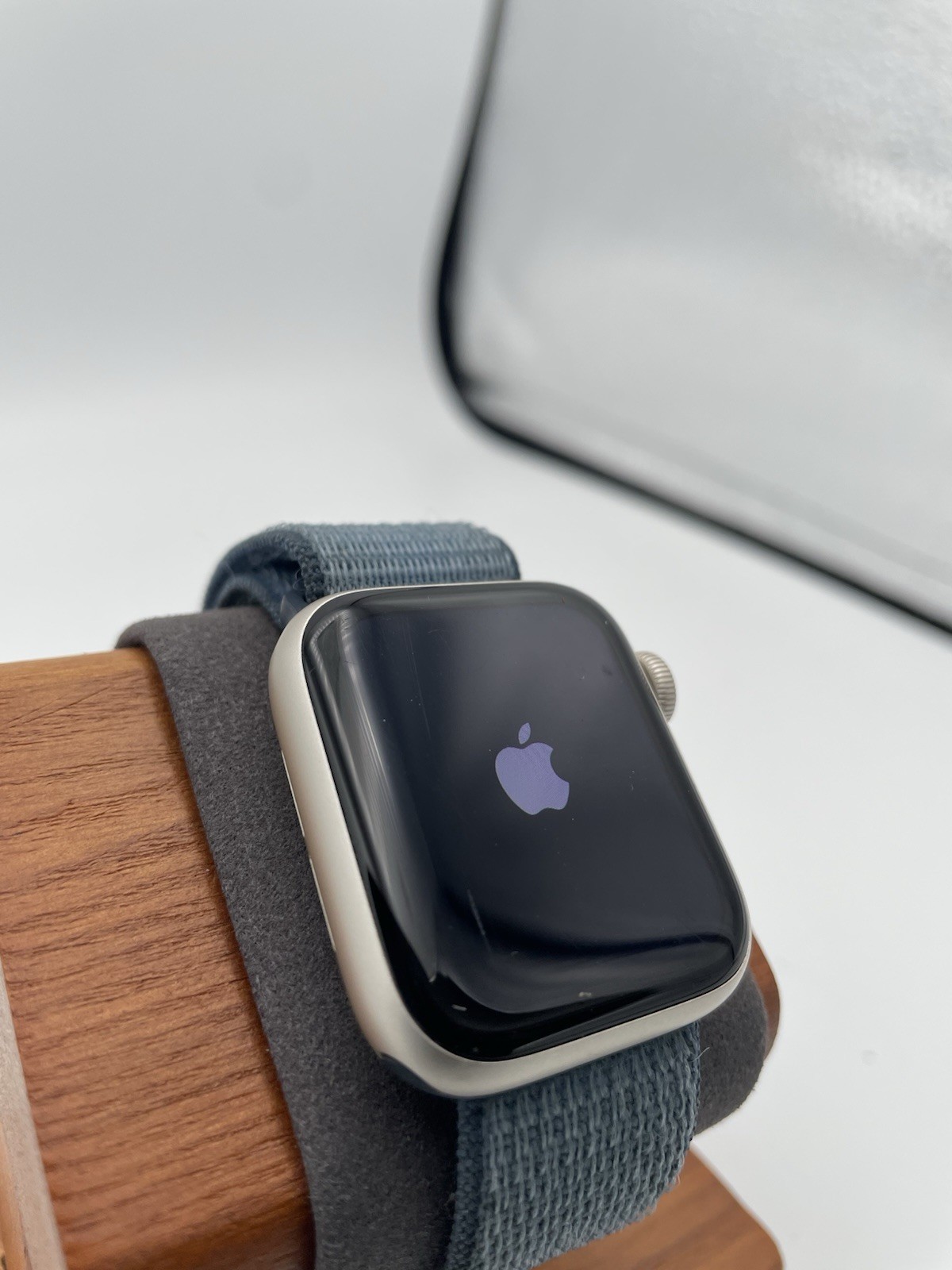 Apple Watch SE 40mm LTE Starlight Nylon Loop Band Includes BOX
