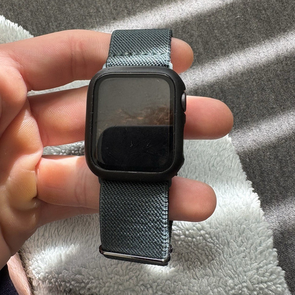 Apple Watch Series 4 40mm Black Aluminum Case Gray Nylon Band Heart Monitor