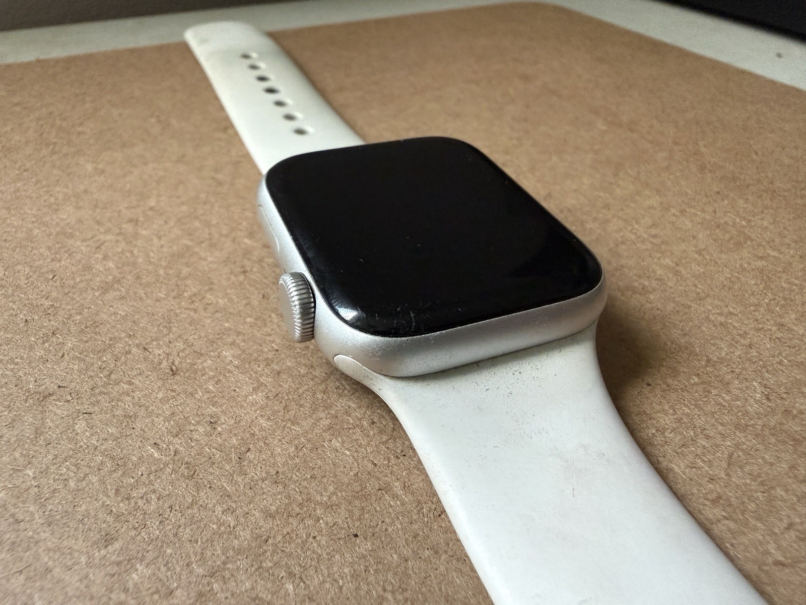 Apple Watch Series 6 A2351 40mm Silver Aluminum White Band 32GB