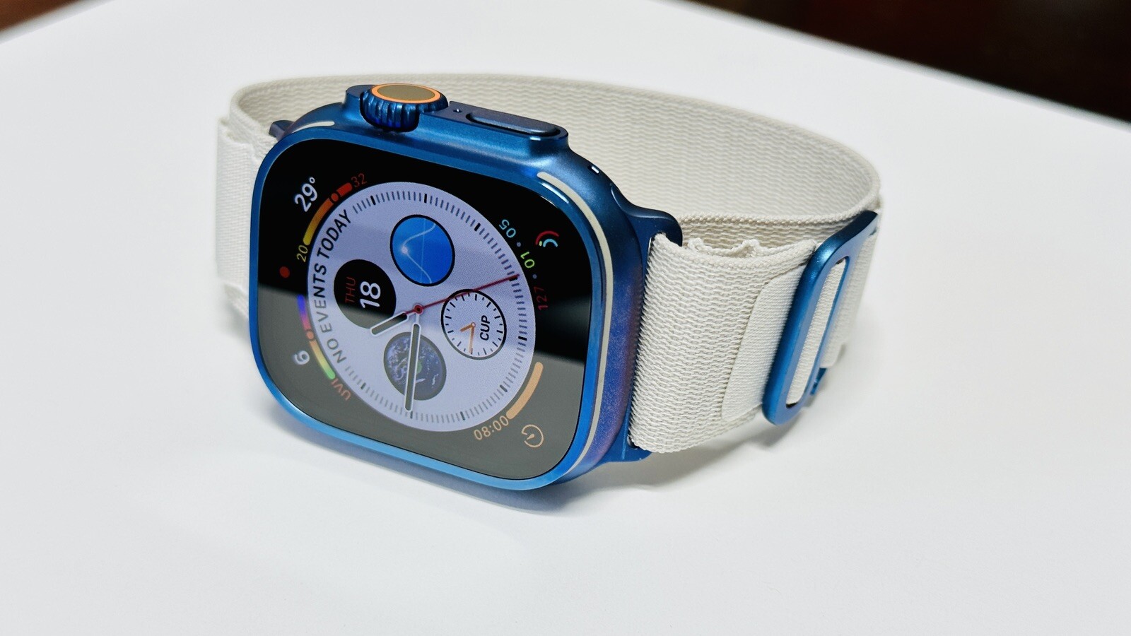 Apple Watch ULTRA 49mm BLUE Anodized Titanium White Alpine Loop Band