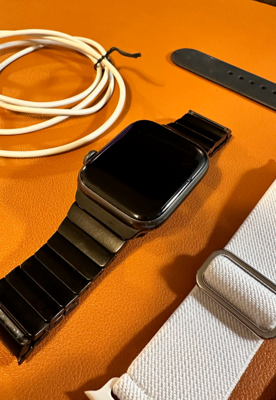 Apple Watch SE (1st Generation) 44mm Space Gray Aluminum Case with Midnight…