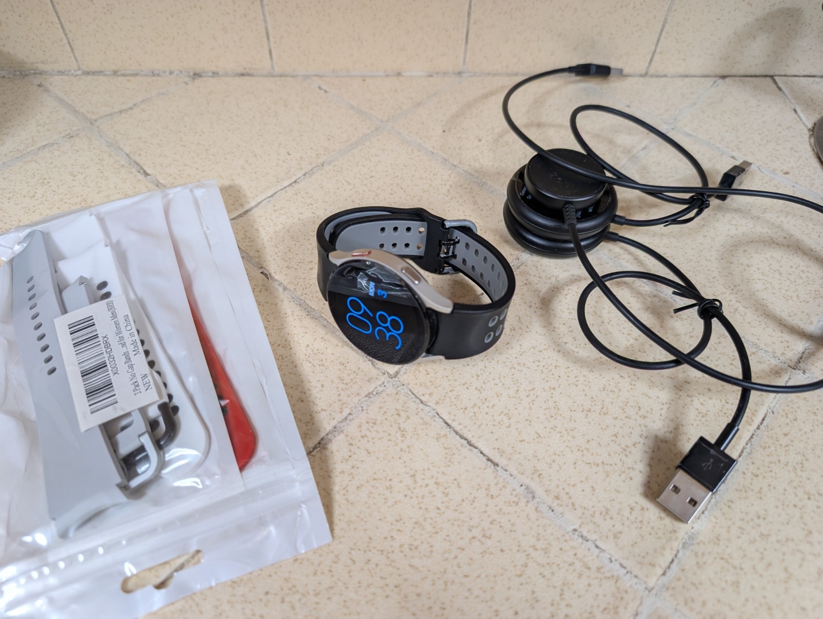 Samsung Galaxy Watch 4 SM-R870 Black 44mm with Wristbands and Chargers Bundle