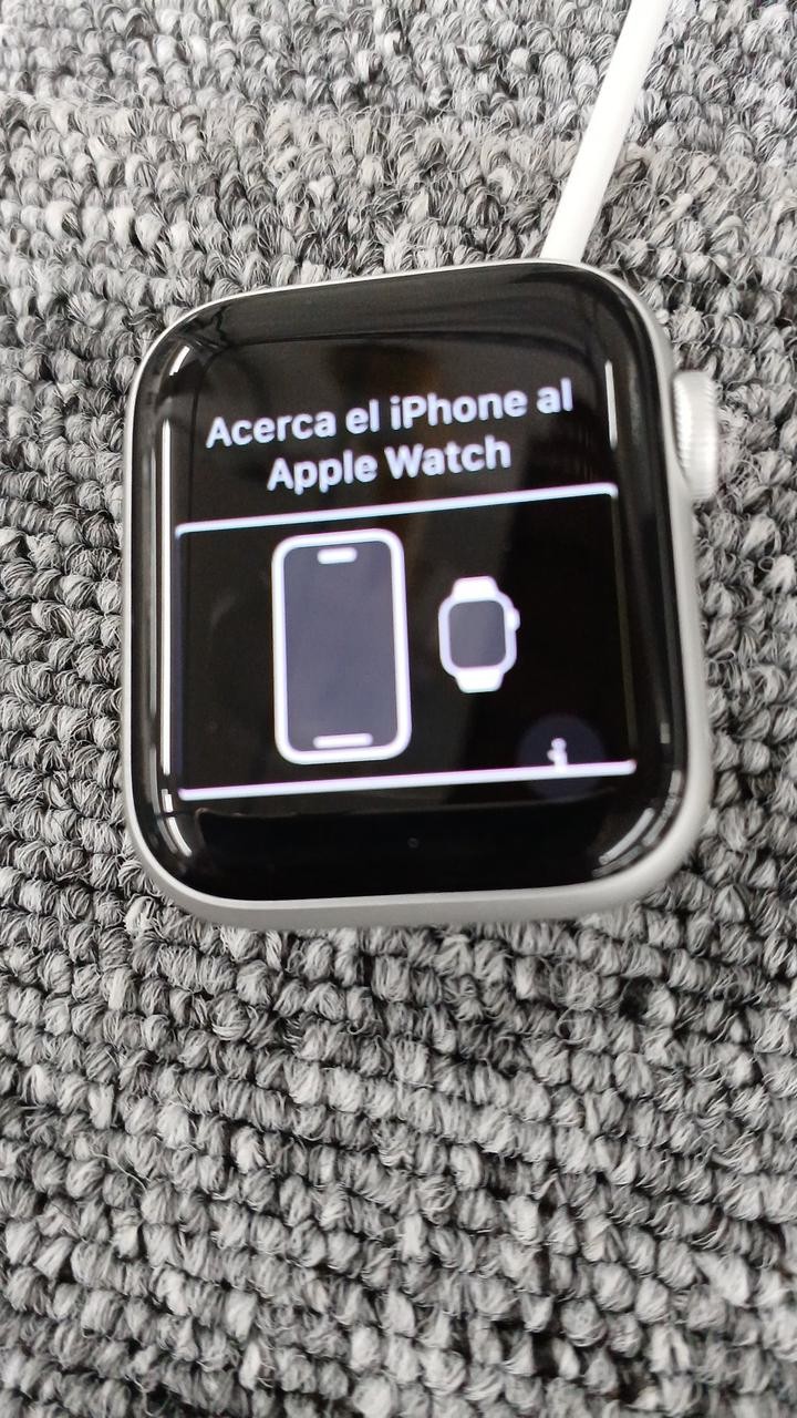 Apple Watch SE GPS 40mm 32GB Silver Aluminum Series 10.6.1 97% Battery