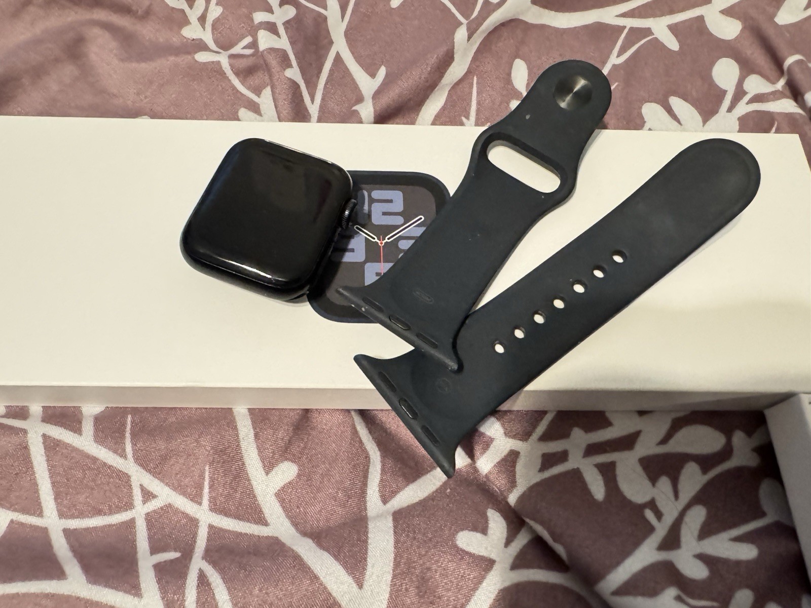 Apple Watch SE 2 (2022) 40mm Midnight Aluminum Case with Silicone Band, S/M