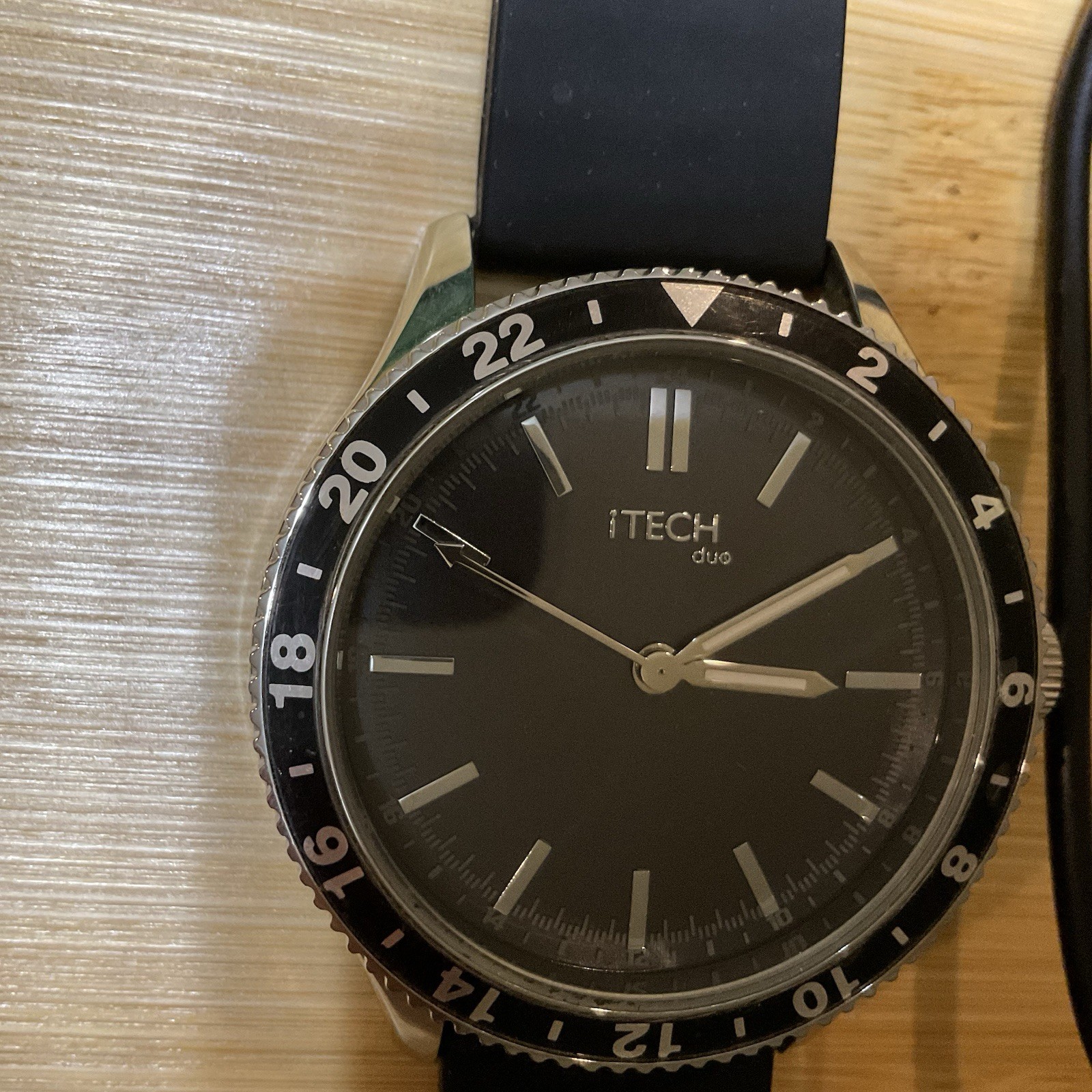 This is a iTech Duo Silicone Strap Hybrid Smartwatch in black (257)