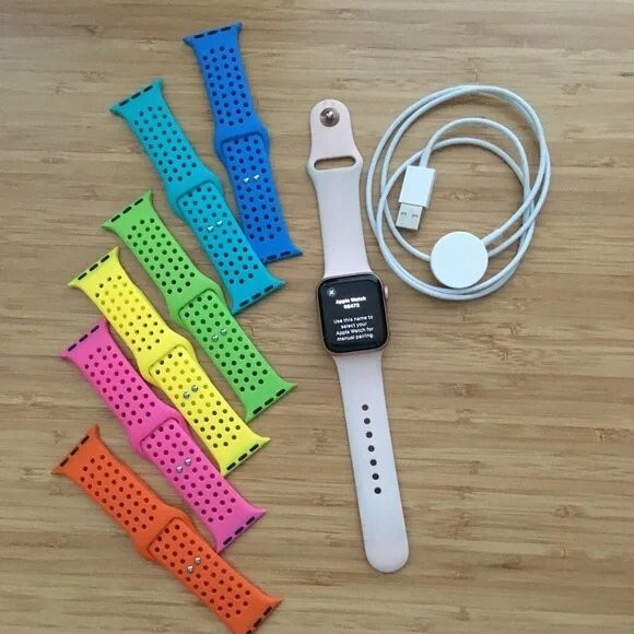 Apple Smart Watch Series 4 40MM Pink Sand Rose Gold + 6 Extra Straps
