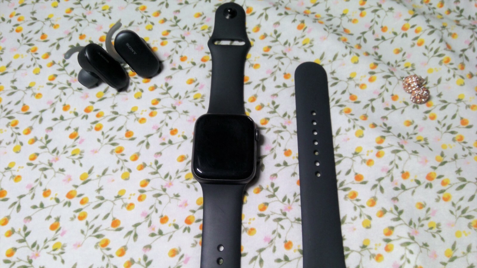 Apple Watch Series 5 44mm Space Gray Aluminium Case with Black Sport Band – S/M