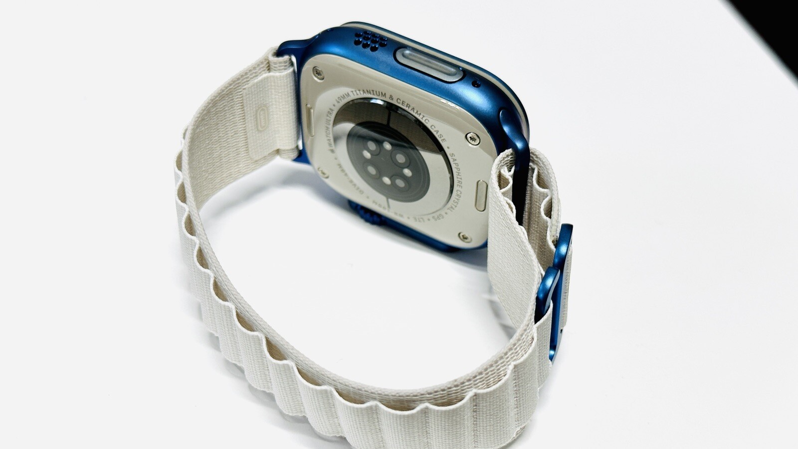 Apple Watch ULTRA 49mm BLUE Anodized Titanium White Alpine Loop Band