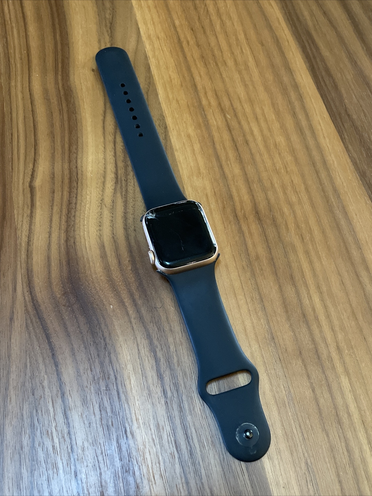 Apple Watch SE, 40mm Gold Aluminum Case (1st gen). Broken